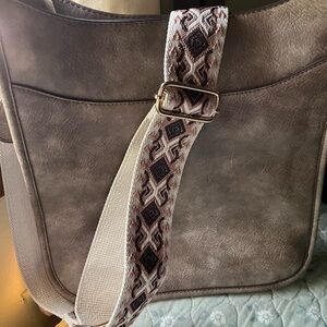 Stylish Gray Shoulder Bag with Patterned Strap
Never used